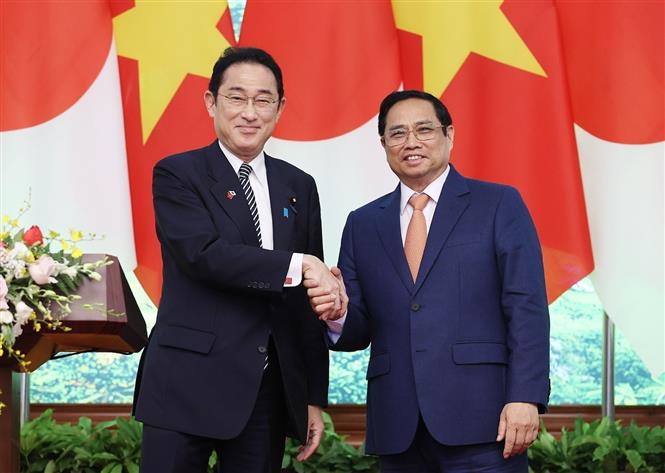 Entretien entre les deux Premiers ministres vietnamien et japonais